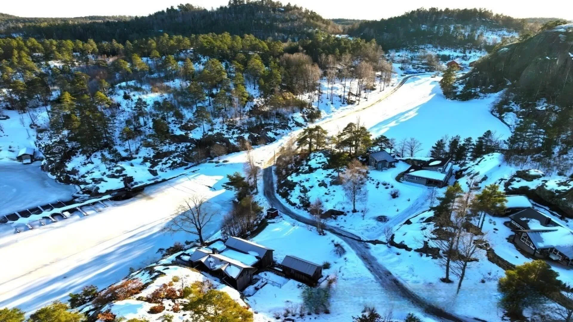 Ortofoto av et hytteområde med vei og bebyggelse