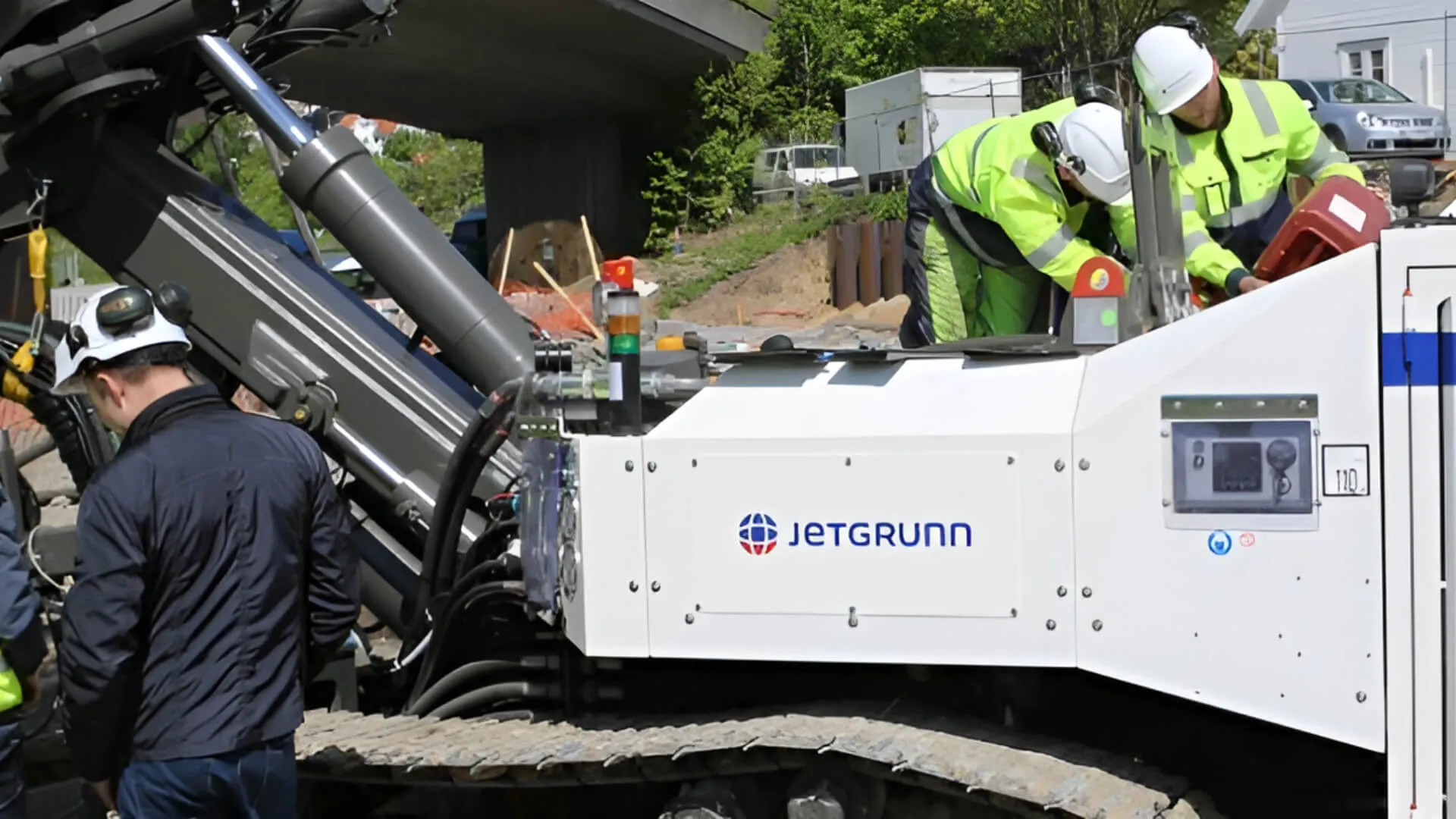 Borerigg for jetgrouting i arbeid på en anleggsplass med mannskap